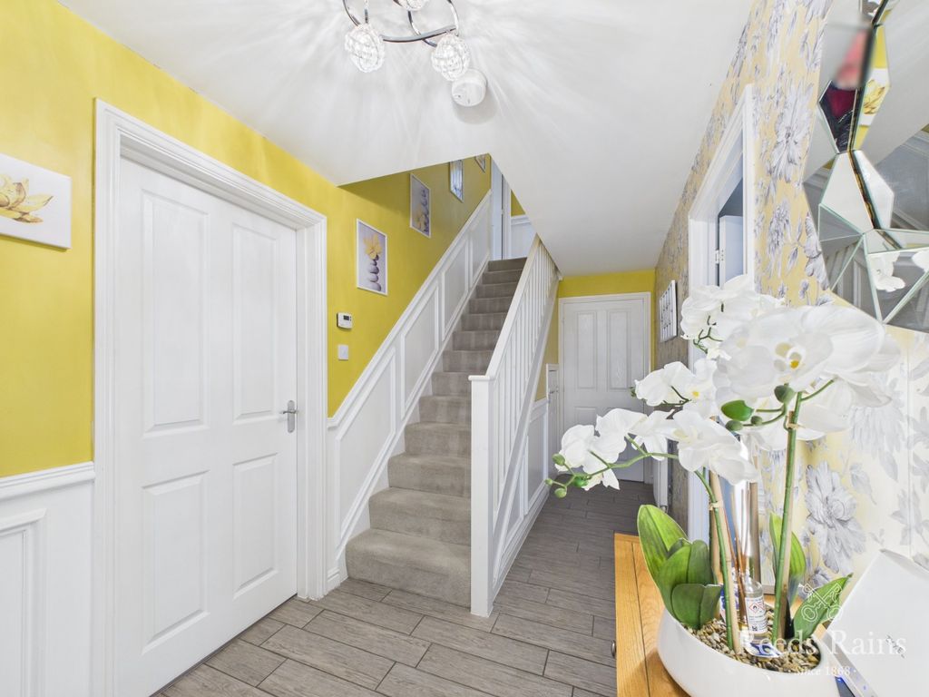 Property photo 3 of 31 Entrance Hall