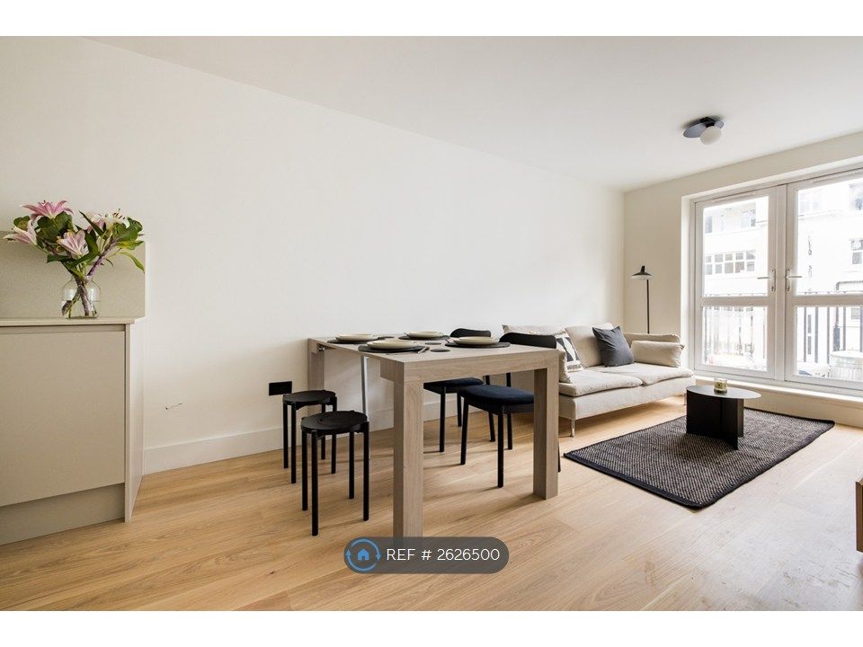 Property photo 2 of 17 Extendable Dining Table Hosting Up To 20 People