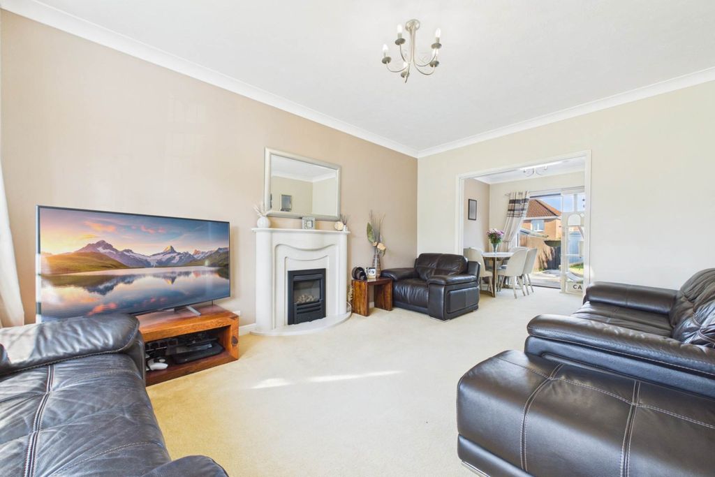 Property photo 2 of 32