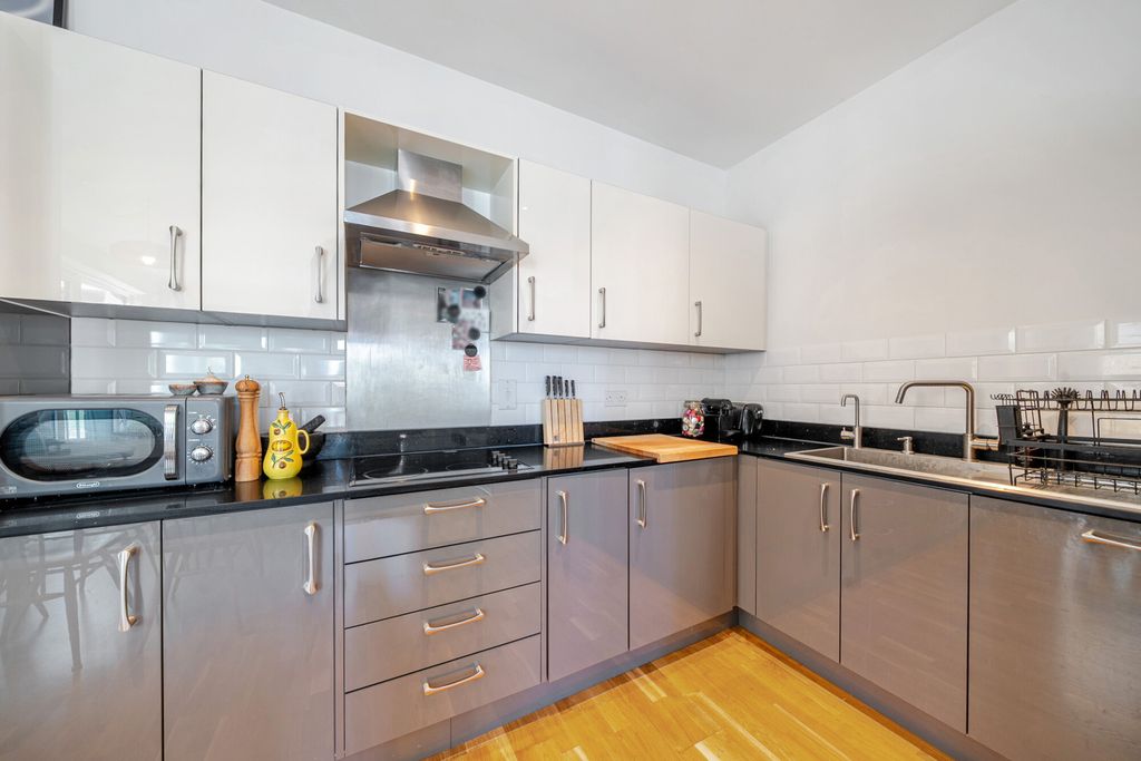 Property photo 3 of 17 Kitchen