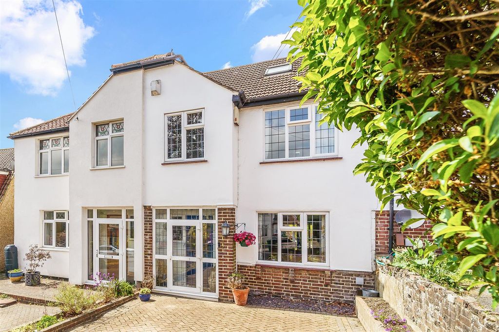 Property photo 1 of 23 Chipstead Way, 196 (3).Jpg