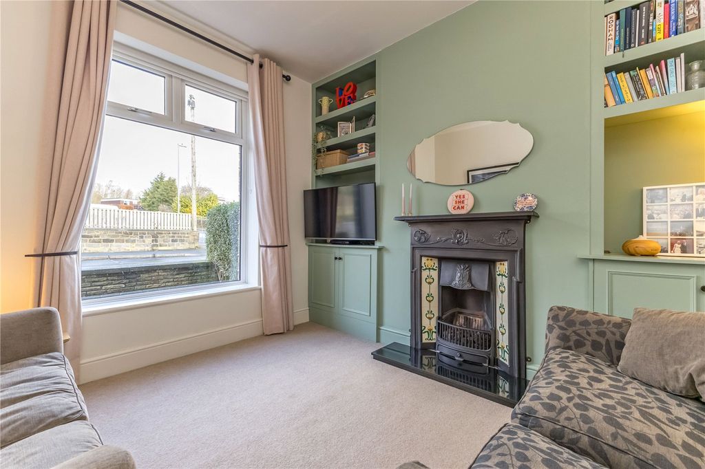 Property photo 3 of 28 Lounge