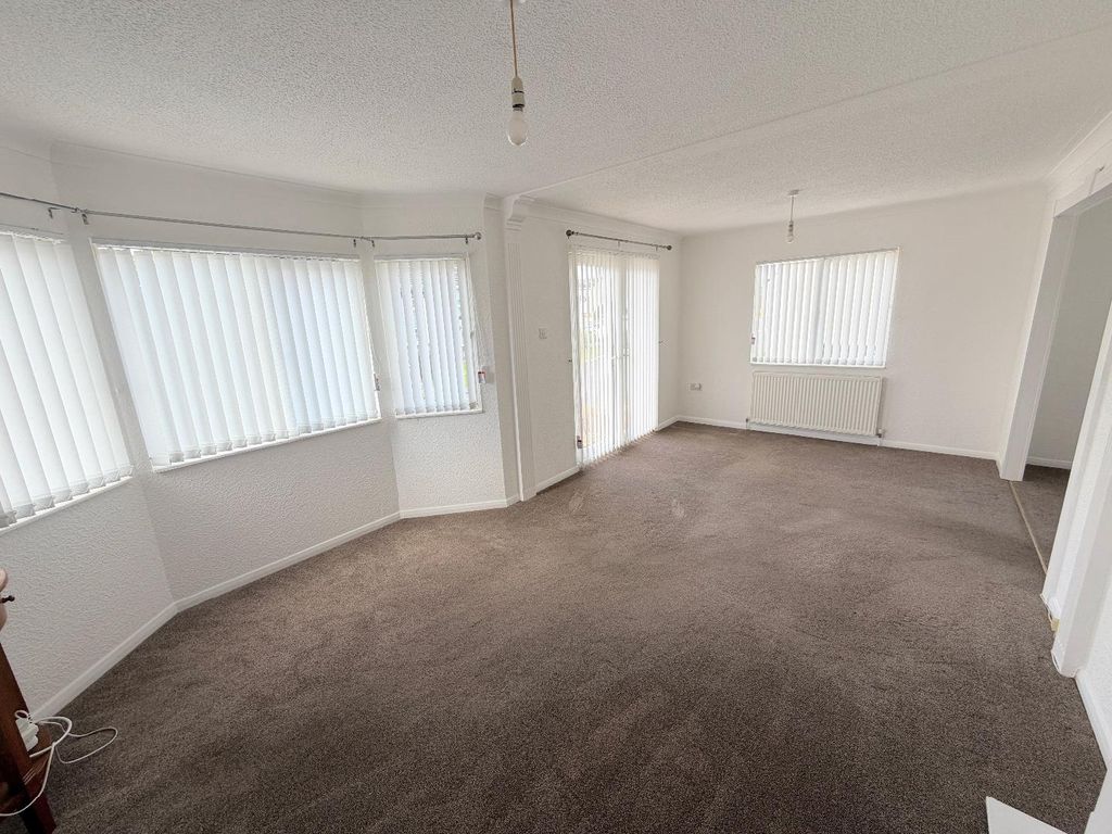 Property photo 3 of 11 Lounge