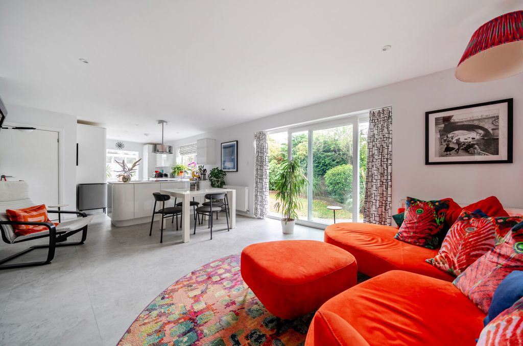 Property photo 3 of 21 1515559-10-6A9ee9...