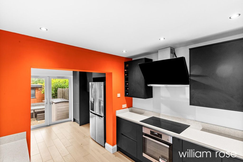 Property photo 3 of 19 Chingfordlane_22.Jpg