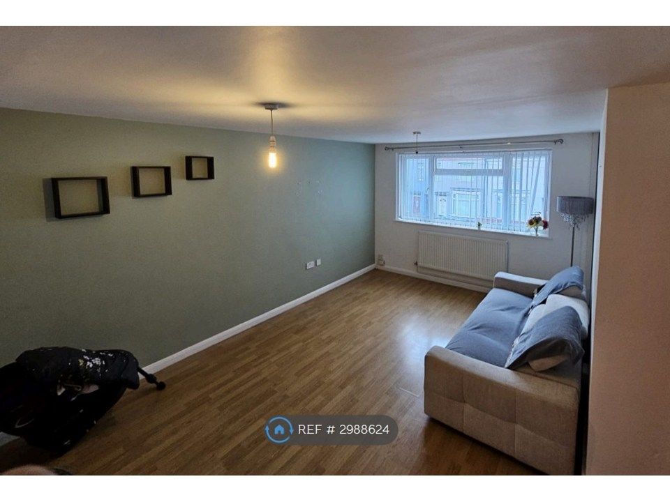 Property photo 1 of 7 Living Room