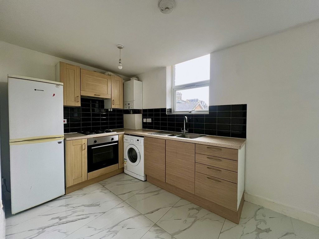 Property photo 1 of 11 Three Bedrooms-Flat To Rent On Amersham Road, Lewisham