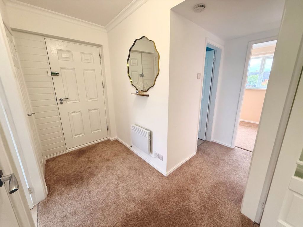 Property photo 2 of 11 Hallway