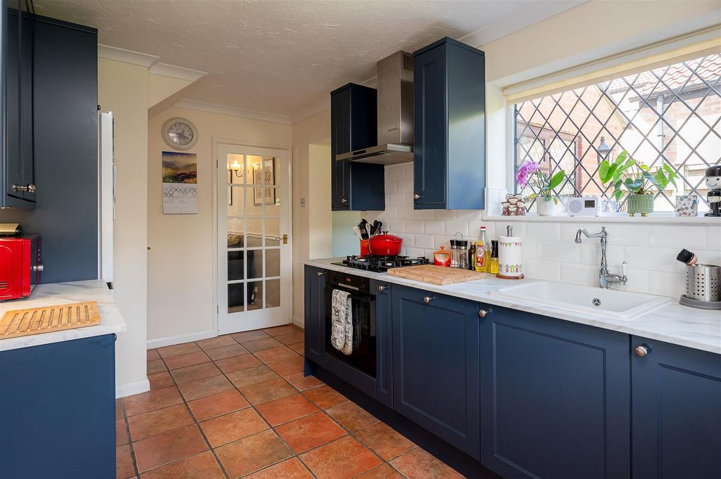 Property photo 3 of 16 Kitchen