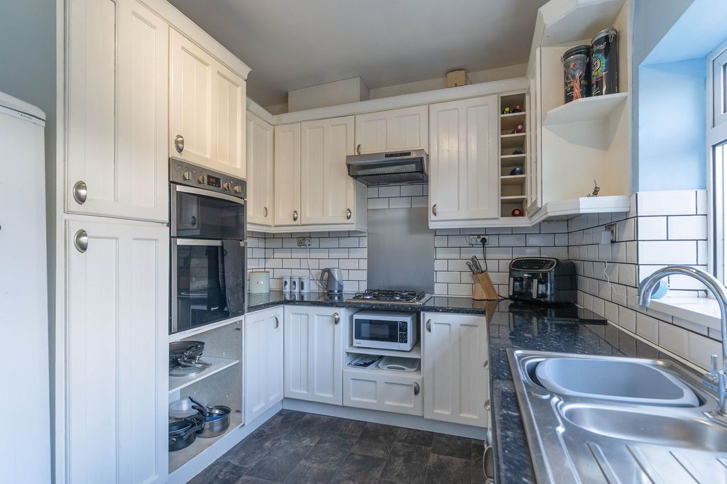 Property photo 2 of 40