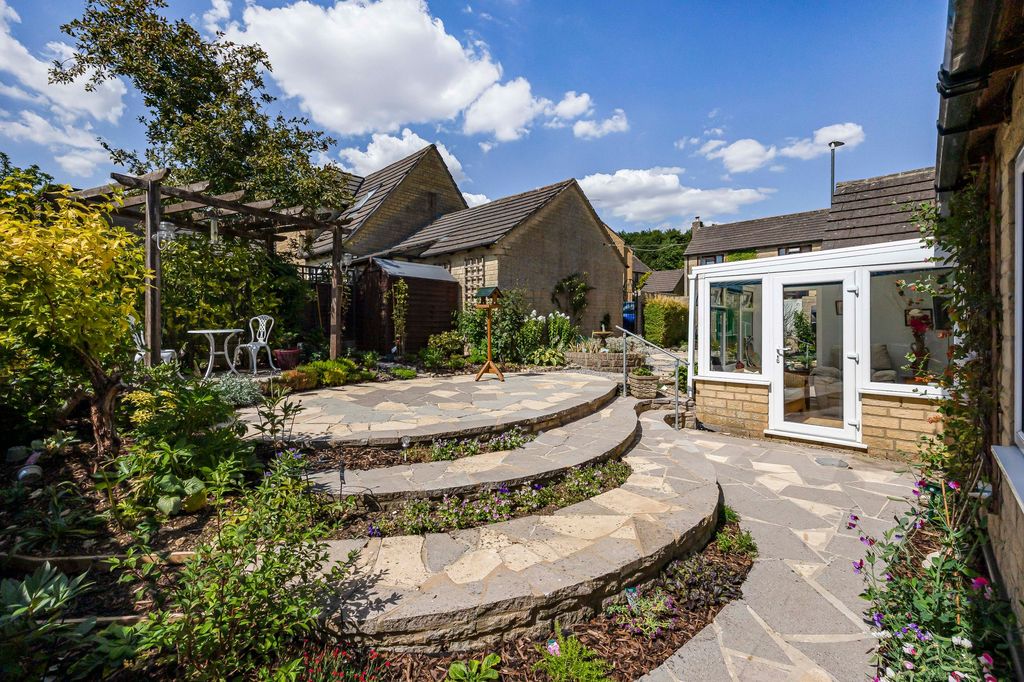 Property photo 3 of 23 Garden - Summer Time