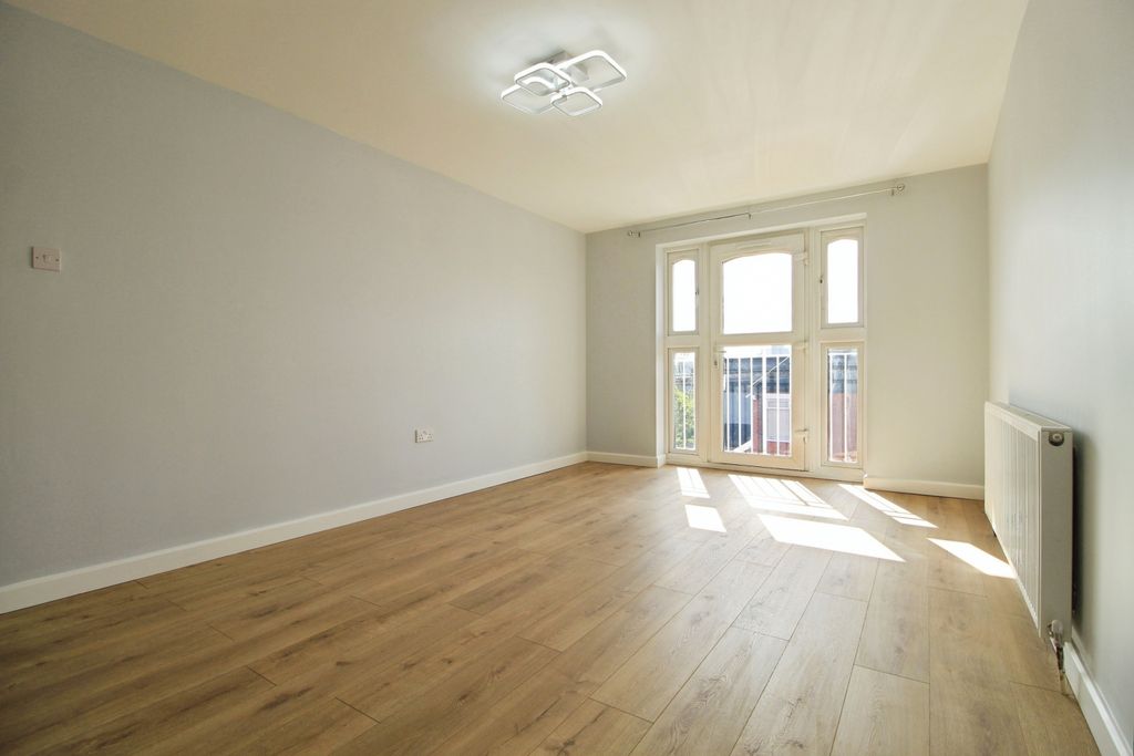 Property photo 3 of 18 Gallery