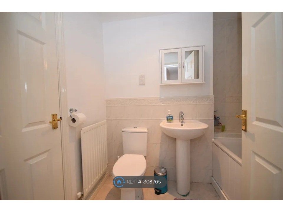 Property photo 3 of 19 Main Bathroom