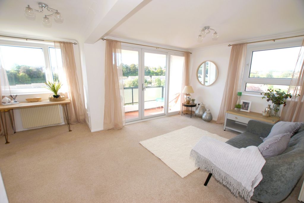 Property photo 1 of 10 Living Space