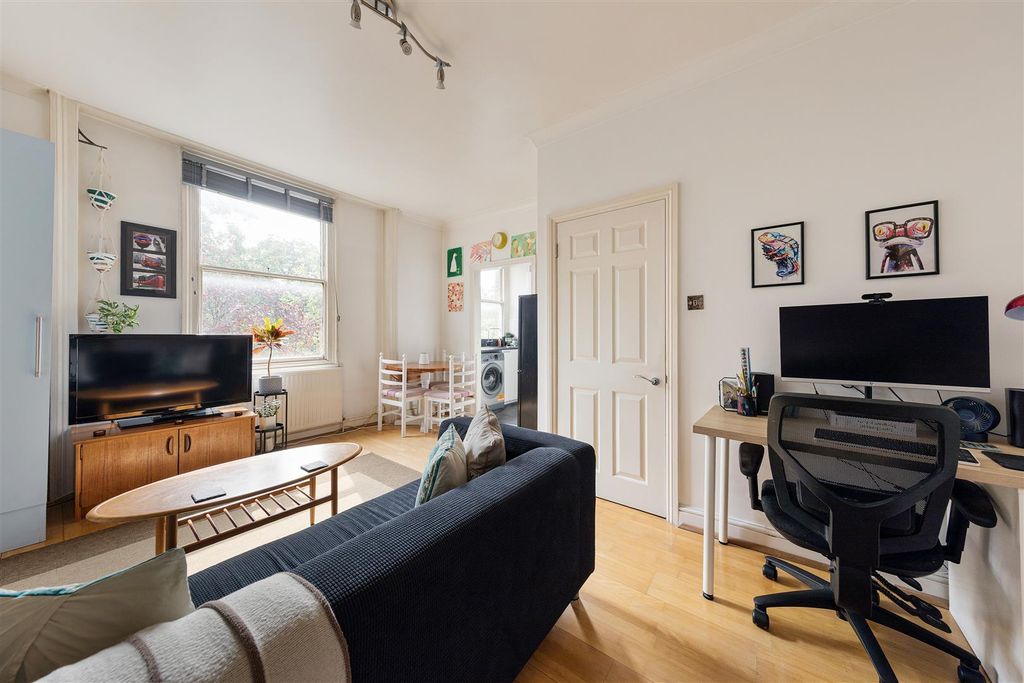 Property photo 2 of 21 Hermon Hill, E11