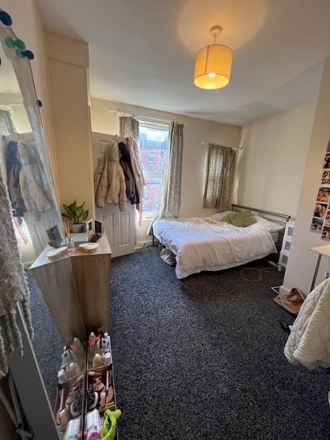 Property photo 2 of 14 Bright Double Bedroom With A Comfy Bed, Natural li...
