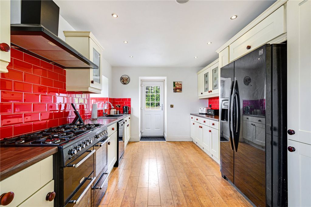 Property photo 3 of 25 Kitchen
