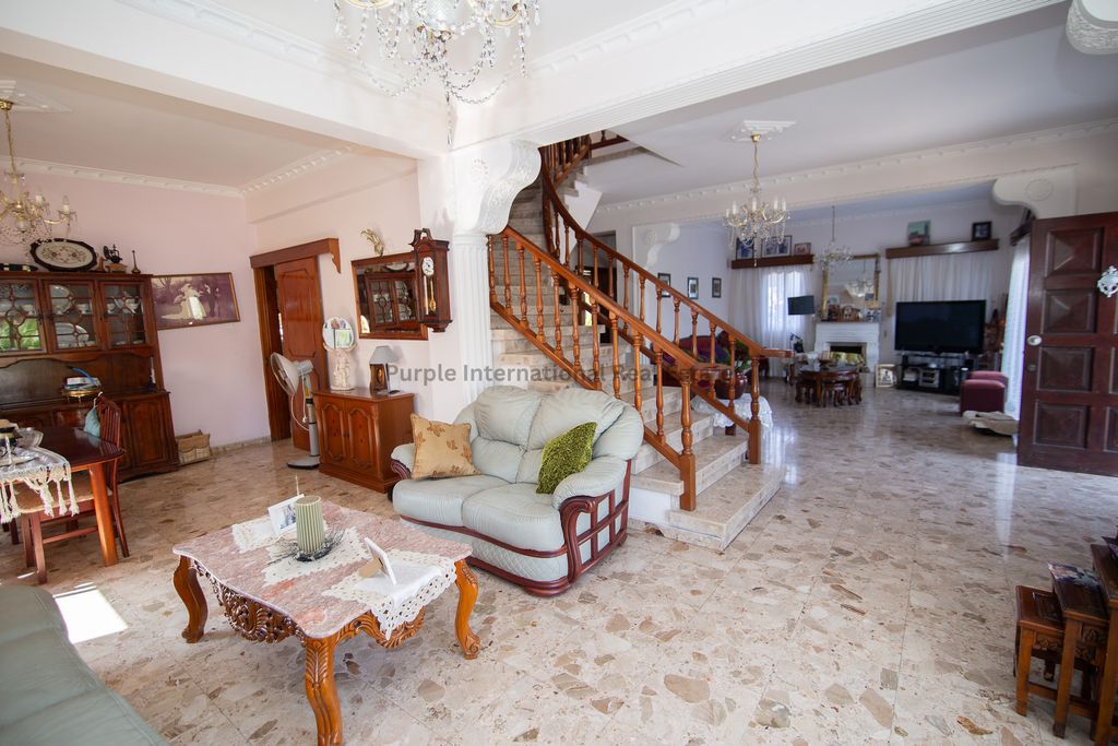 Property photo 2 of 40