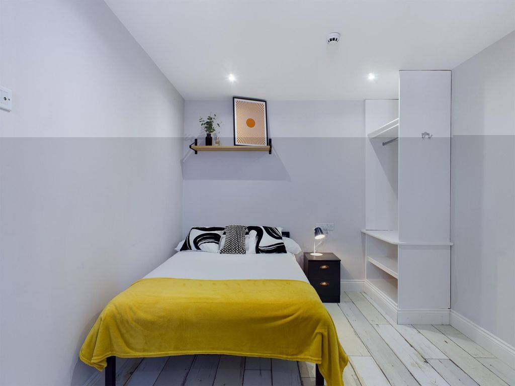 Property photo 1 of 5 A Neat And Modern Single Bedroom Featuring A Cozy ...