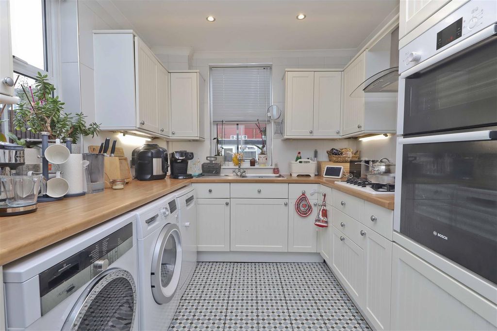 Property photo 2 of 11 Kitchen