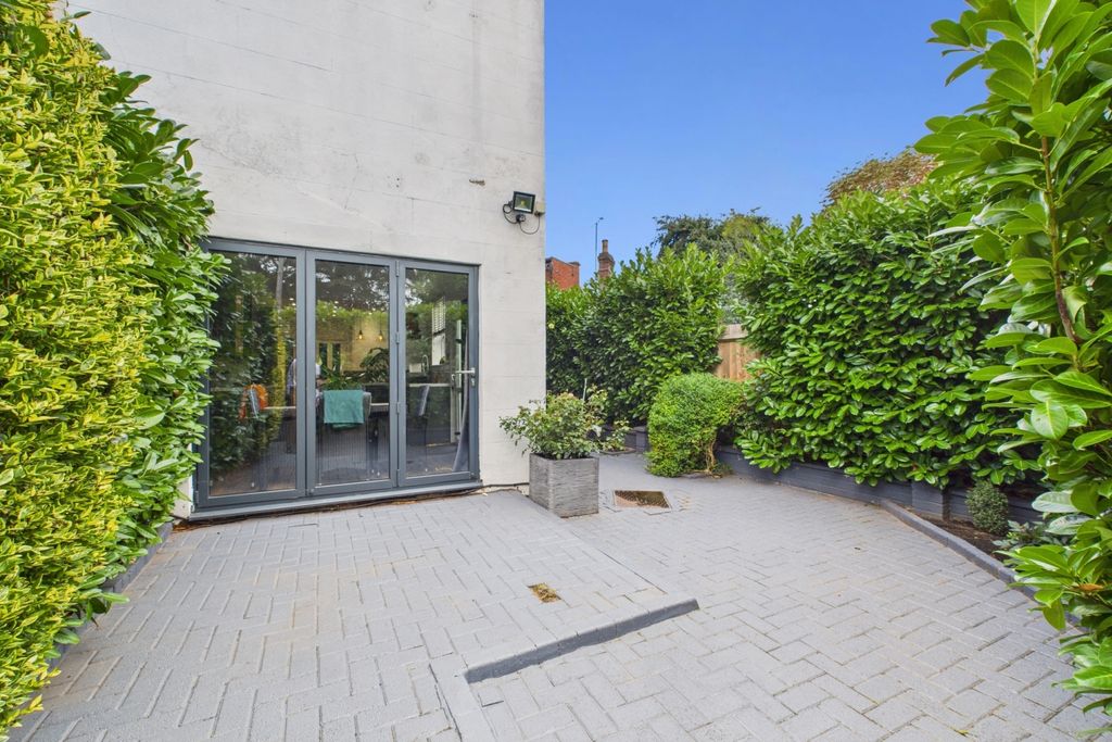 Property photo 2 of 19 Garden