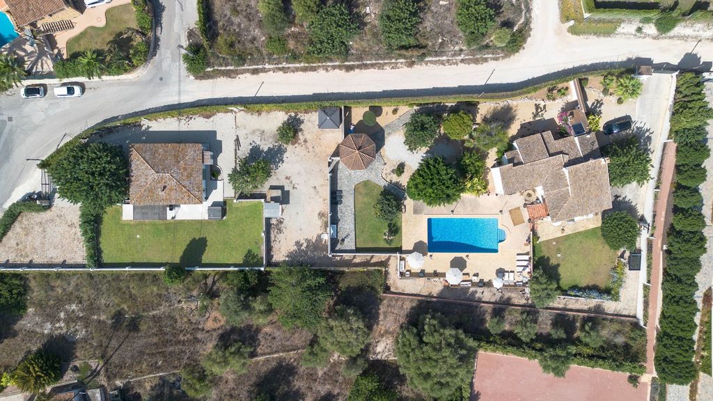 Property photo 2 of 39