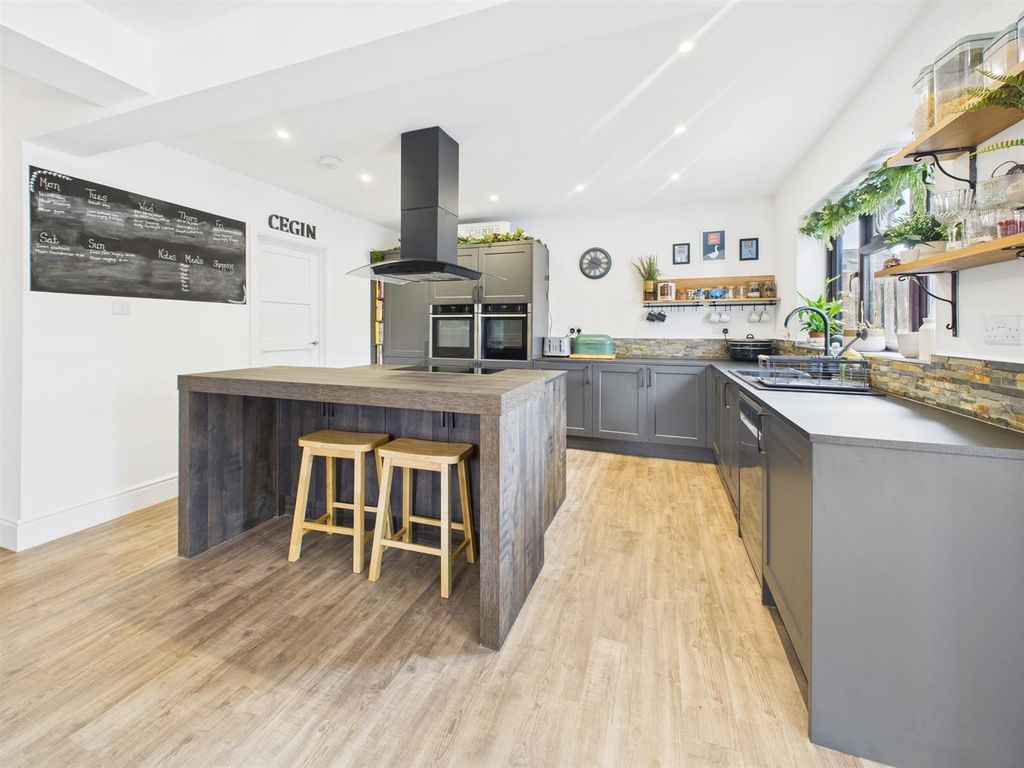 Property photo 2 of 32