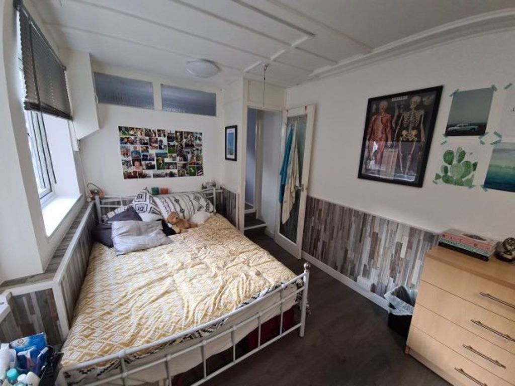 Property photo 1 of 5 Bright And Cozy Double Bedroom Featuring A Comfort...
