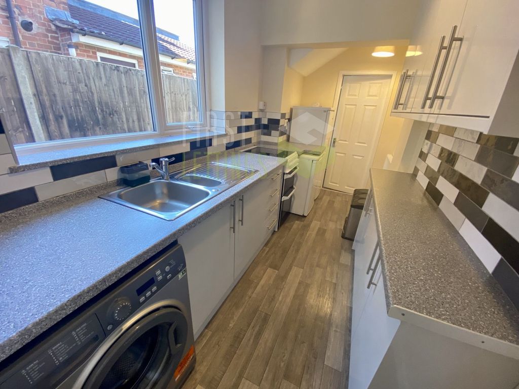 Property photo 1 of 8 Kitchen