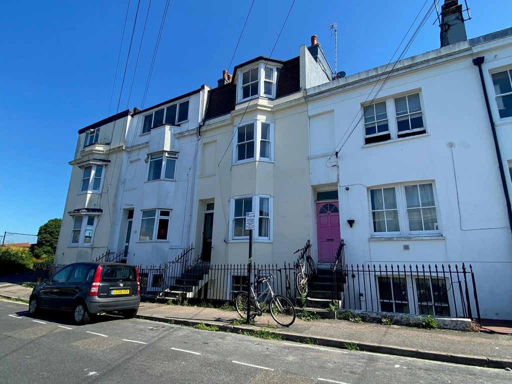 Property photo 2 of 4 Bath Street 16 Brighton 4.Jpg