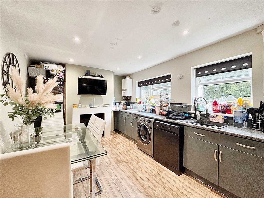 Property photo 2 of 18 Kitchen