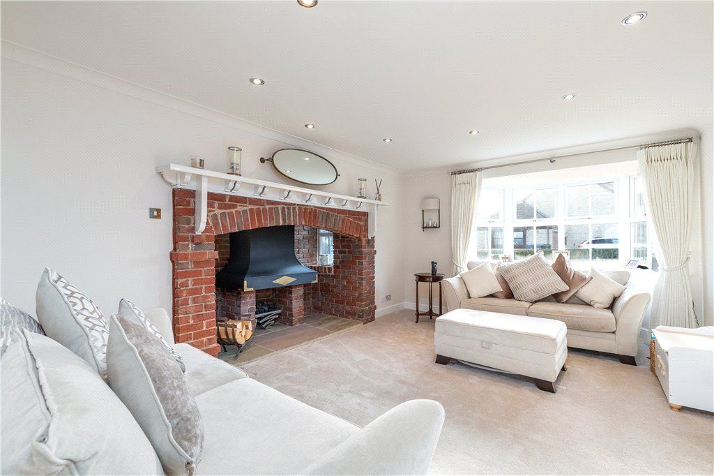 Property photo 2 of 19 Sitting Room