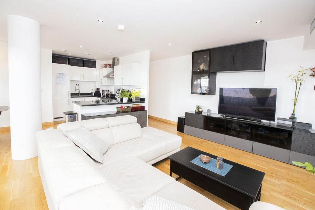 Property photo 3 of 14 Lounge