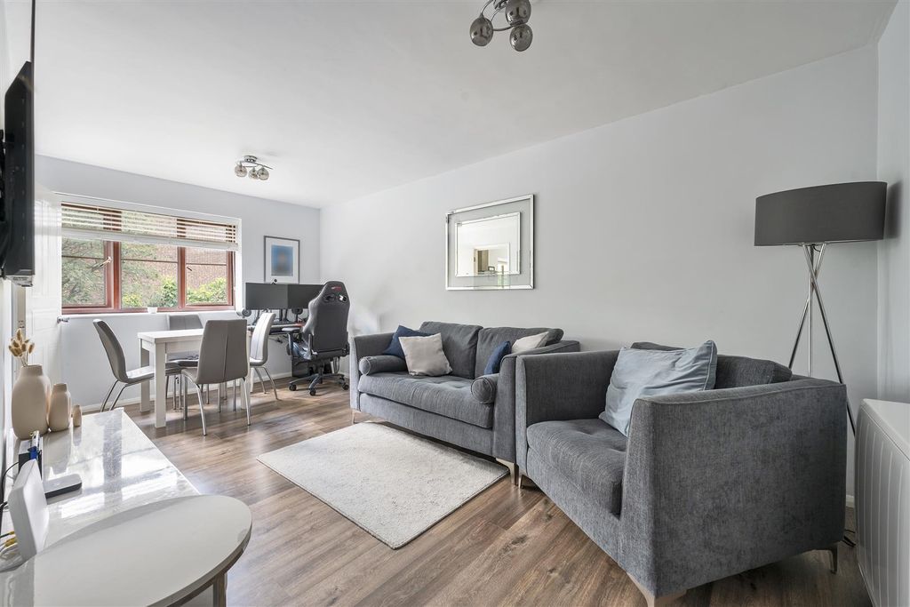 Property photo 2 of 17 Thurlow Close