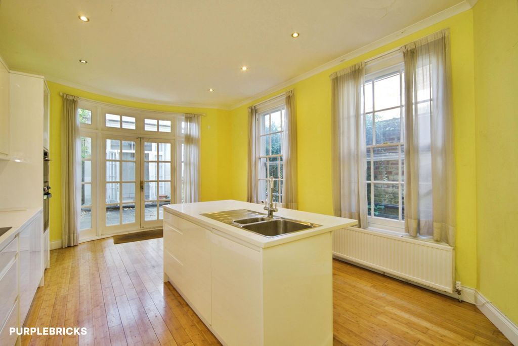Property photo 2 of 31 Kitchen/Breakfast