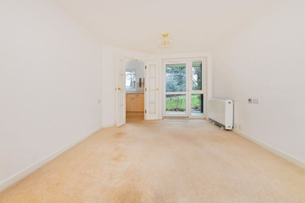 Property photo 2 of 19 Lounge