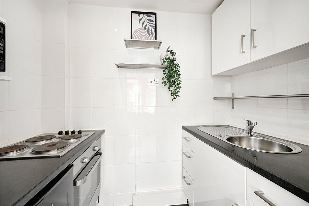 Property photo 3 of 10 Kitchen
