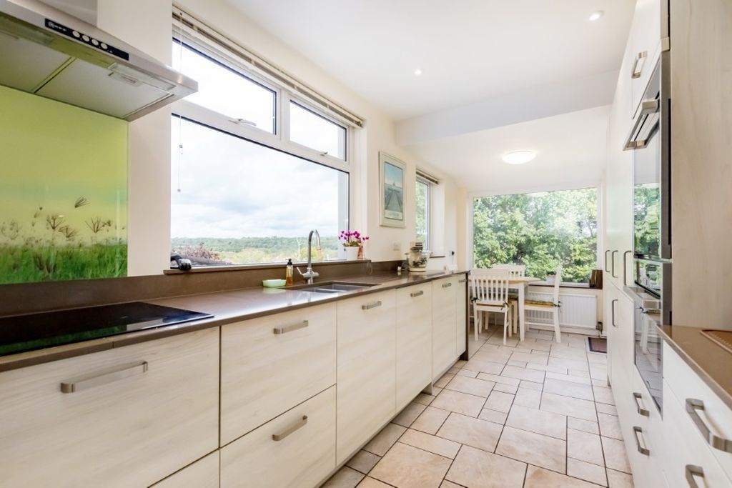 Property photo 3 of 18 Kitchen