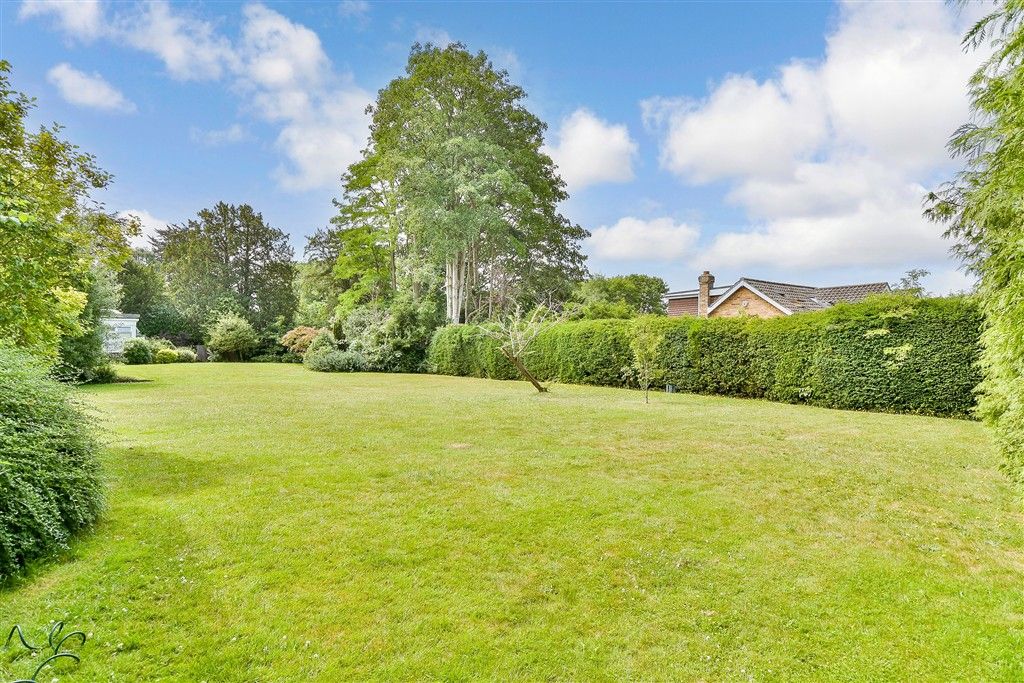 Property photo 2 of 12 Communal Gardens