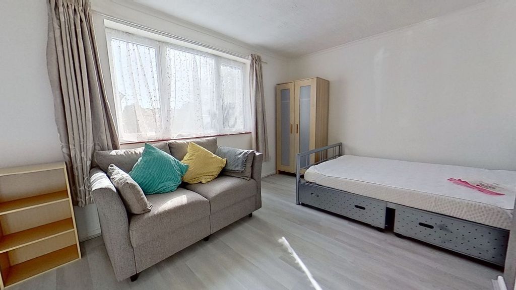 Property photo 3 of 37