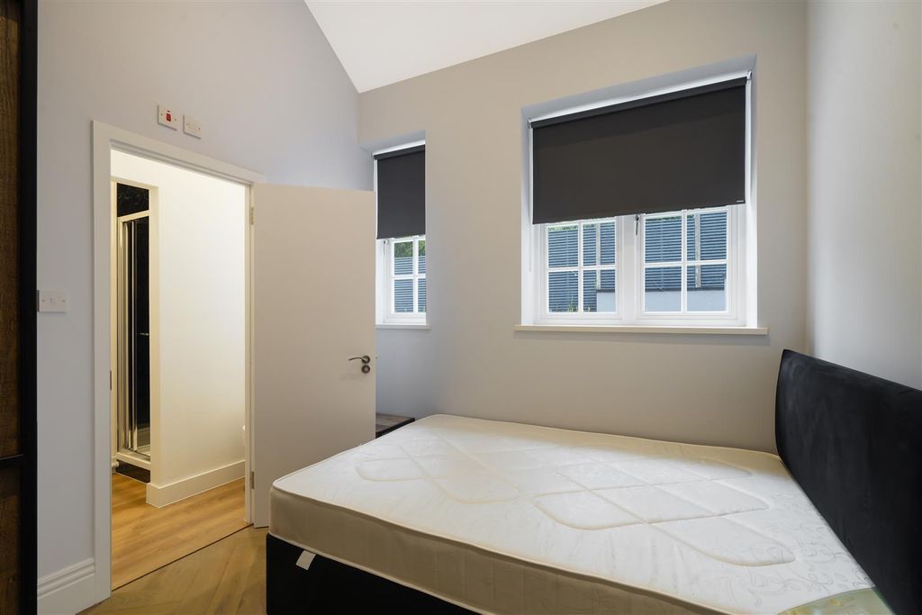 Property photo 1 of 8 Newall Close - Gptxxlsfqp5R64Lkvkti.Jpg