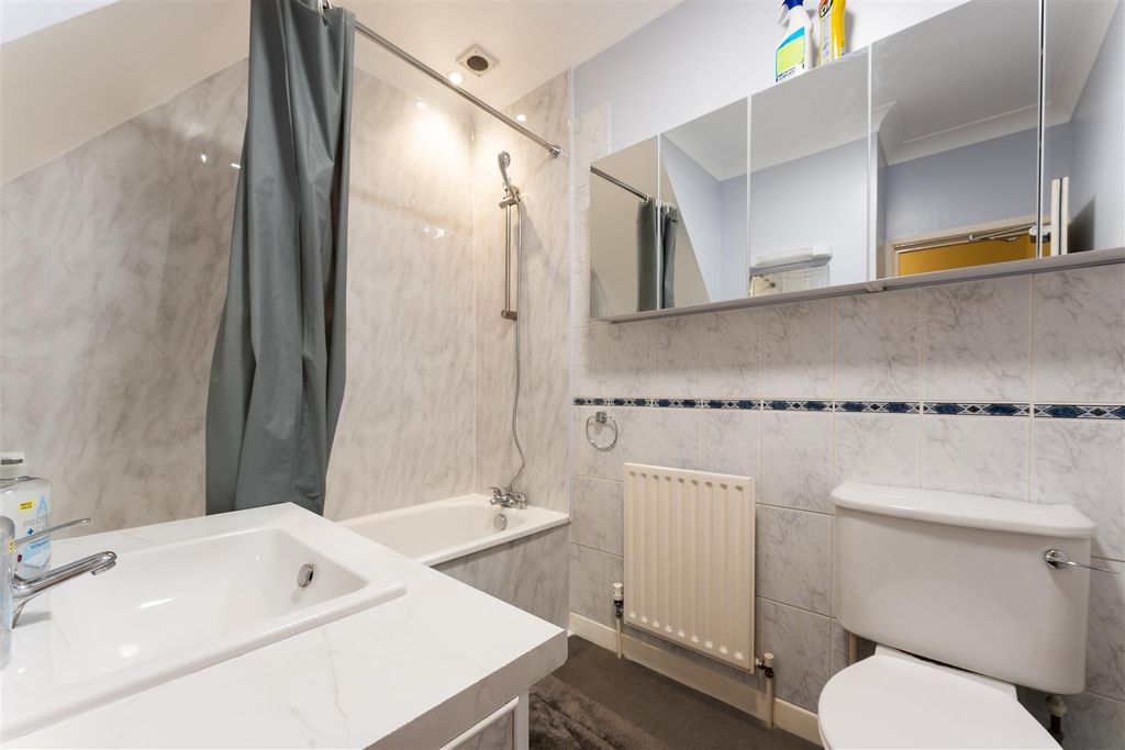 Property photo 1 of 7 42 Clifton Road-3.Jpg