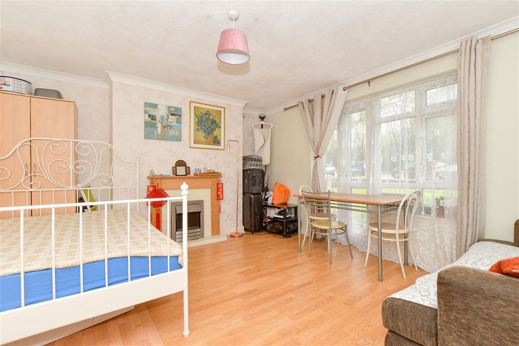 Property photo 3 of 8 Lounge