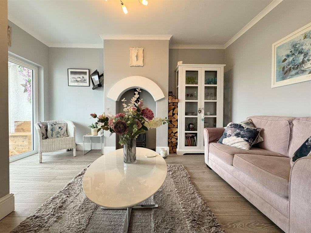 Property photo 3 of 48 Snug