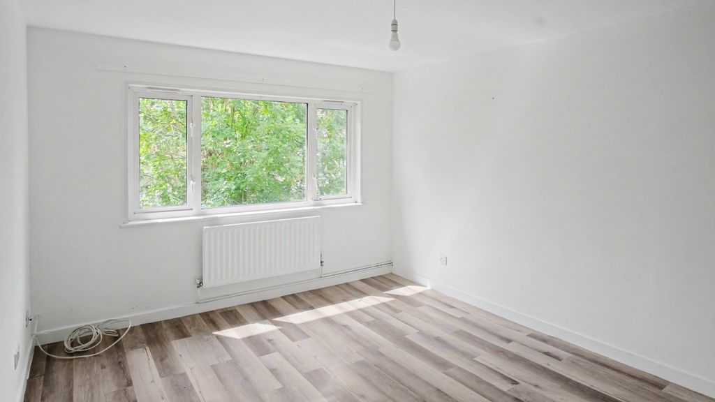 Property photo 3 of 10 95 Raccoon Way, Hounslow, Middlesex, Tw4 7Pn