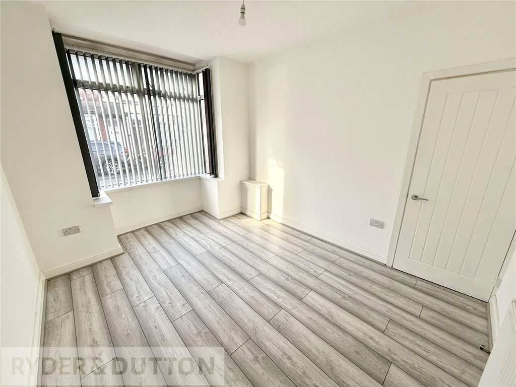 Property photo 3 of 25 Lounge