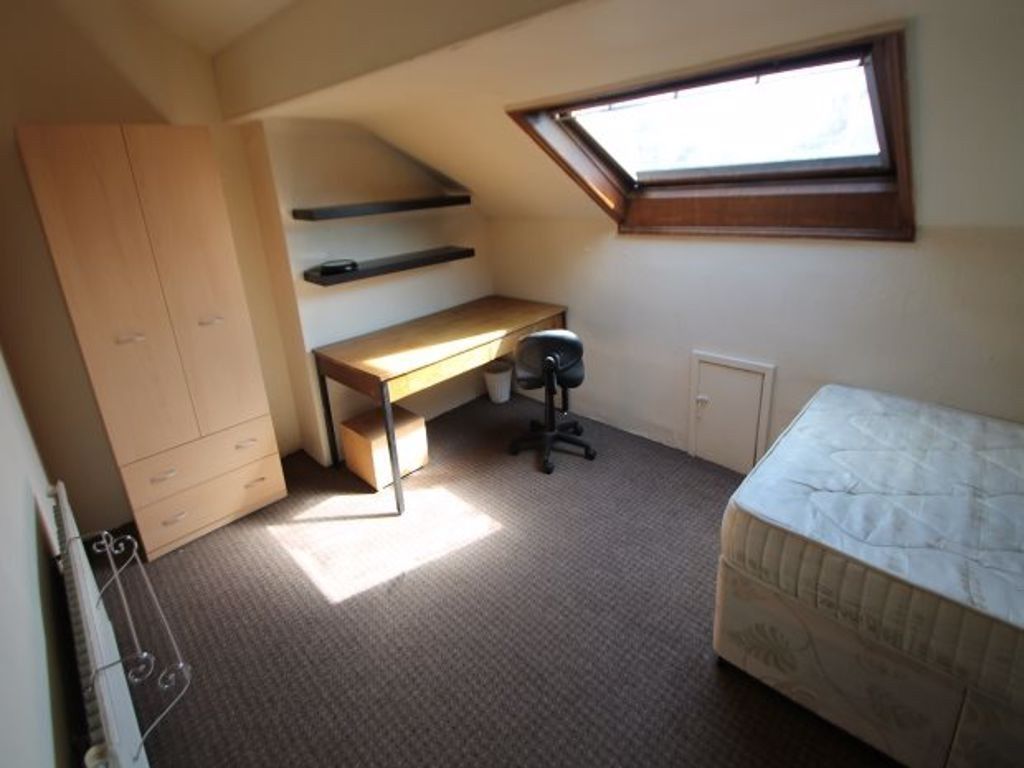 Property photo 3 of 10 A Cozy Bedroom Featuring A Single Bed, A Work Desk...