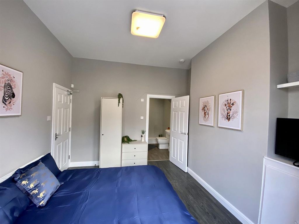Property photo 1 of 9 Bedroom 1