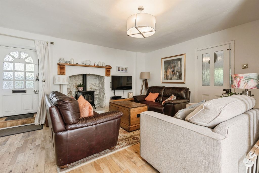 Property photo 2 of 28 Lounge