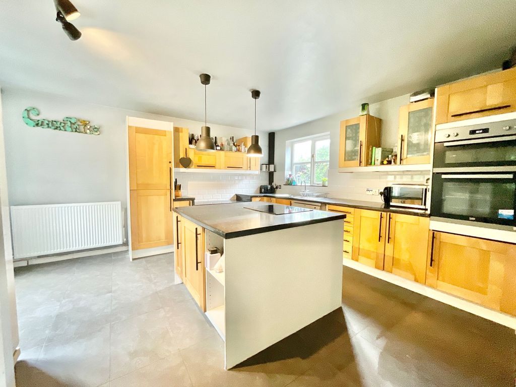 Property photo 3 of 28